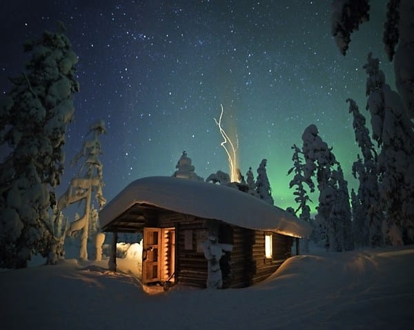 Traditionele blokhut onder het noorderlicht