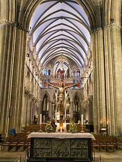 Het altaar, het schip en het gewelfde plafond van de Nidaros-kathedraal in Trondheim.