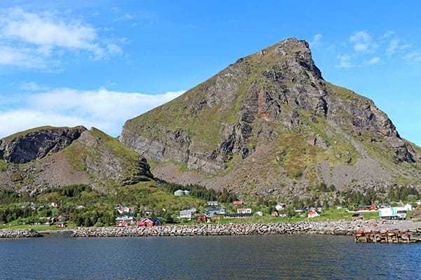 Het eiland Lovund in Noord-Noorwegen
