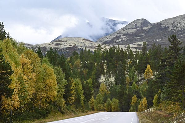 Rijden op Nasjonale turistveger Rondane in Noorwegen